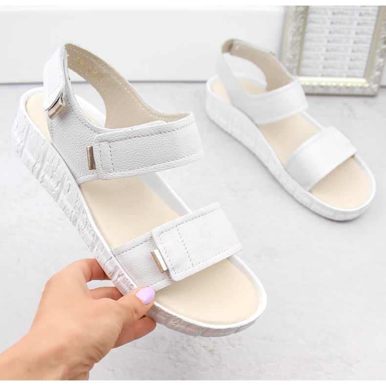 Sandales confortables en cuir pour femmes avec velcro, blanc Helios 136.188 1