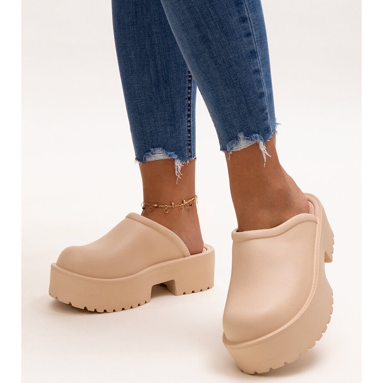 Tongs beiges à semelle Huss massive 1