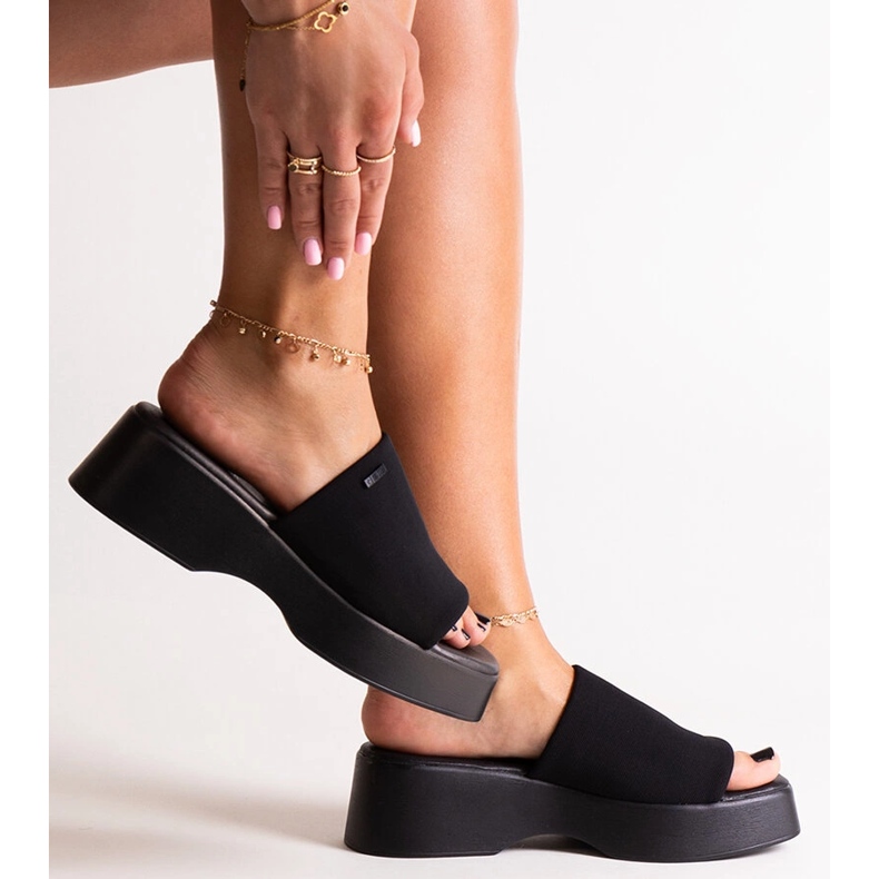 Tongs noires sur la plateforme Big Star NN274021 le noir 1