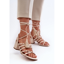 Sandales à talons bas nouées Chrisele beiges ornées de clous 4