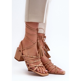 Sandales à lacets à talons bas ornées de clous Chrisele camel beige 6