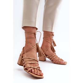 Sandales à lacets à talons bas ornées de clous Chrisele camel beige 7