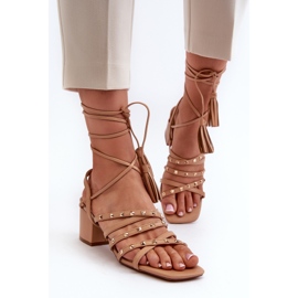 Sandales à lacets à talons bas ornées de clous Chrisele camel beige 8
