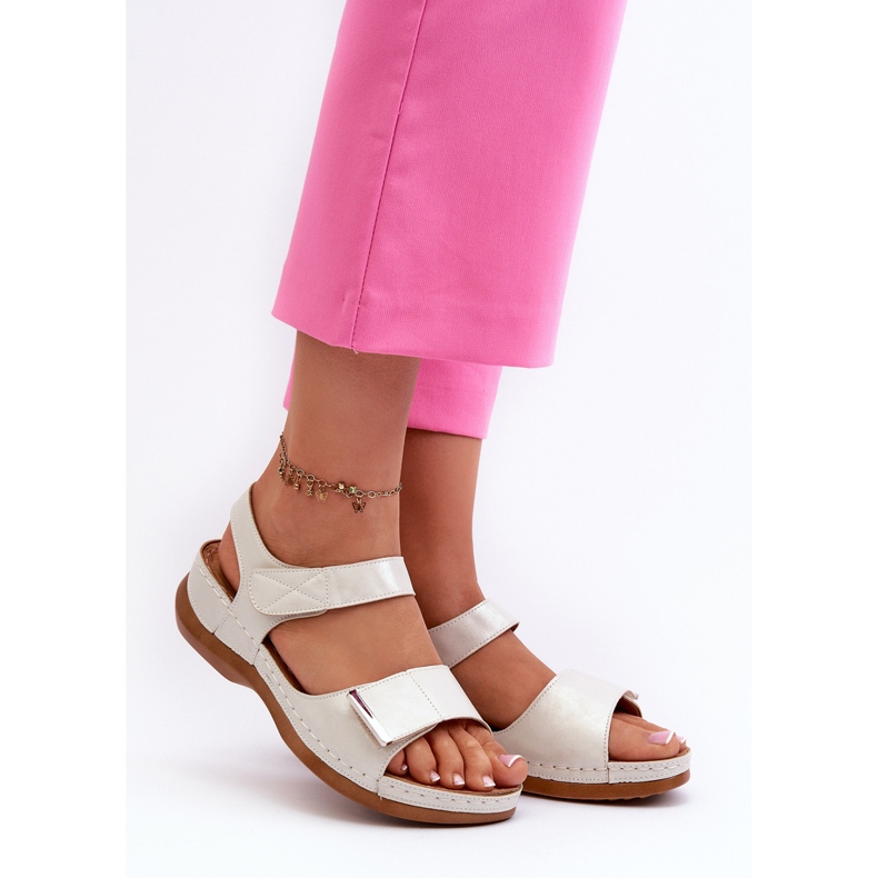 Evento Sandales confortables pour femmes avec velcro, beige Iphiope argent 2 Evento Sandales confortables pour femmes avec velcro, beige Iphiope argent 2