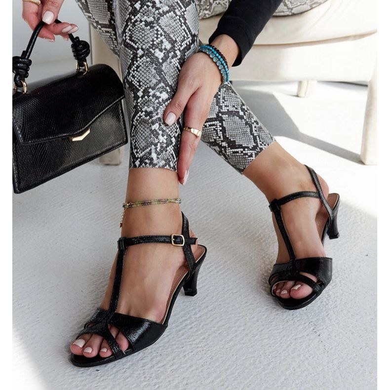 Sandales noires à talons hauts par Mislawa 1