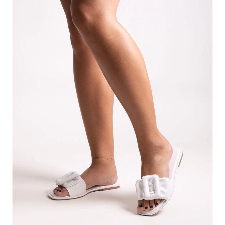 Chaussons blancs avec boucle Ganema blanche 1