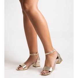 Sandales dorées avec semelle intérieure en cuir par Hessa d'or 1