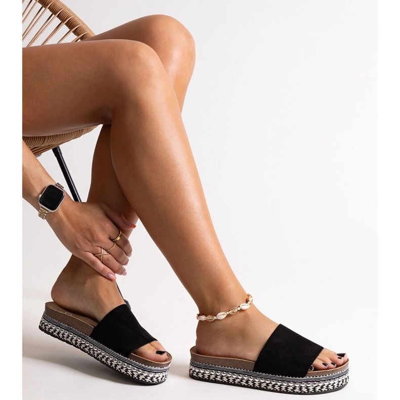 Tongs noires avec semelle décorative Jaśmina le noir 1