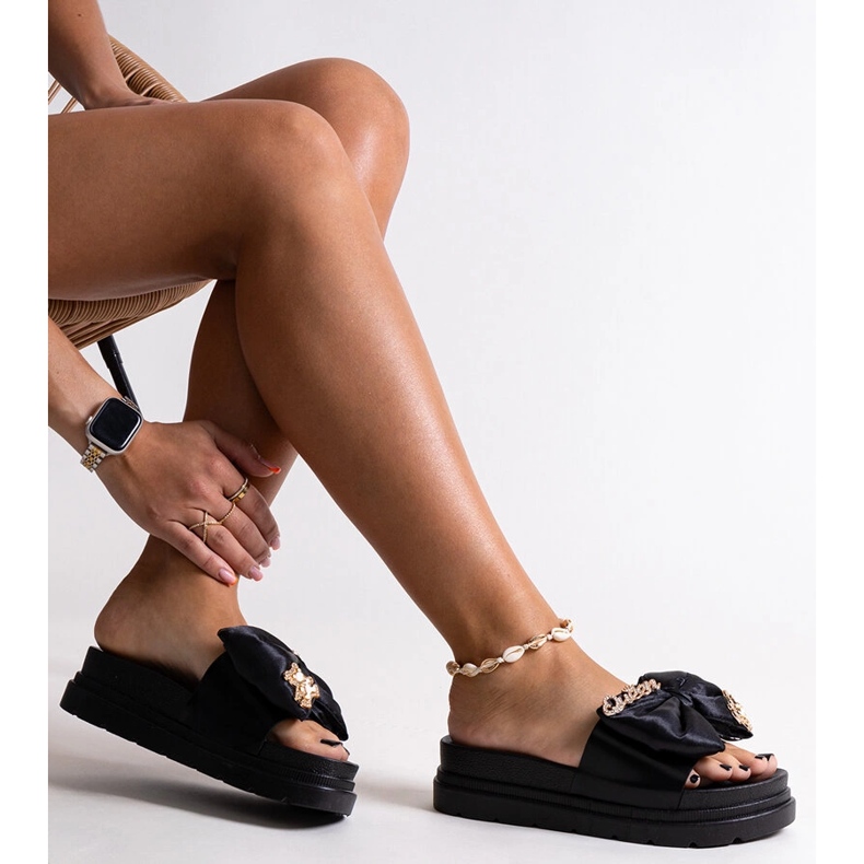 Tongs massives noires avec nœud et ours en peluche Izsa le noir 1