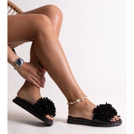 Tongs noires à fleurs par Levina le noir 1