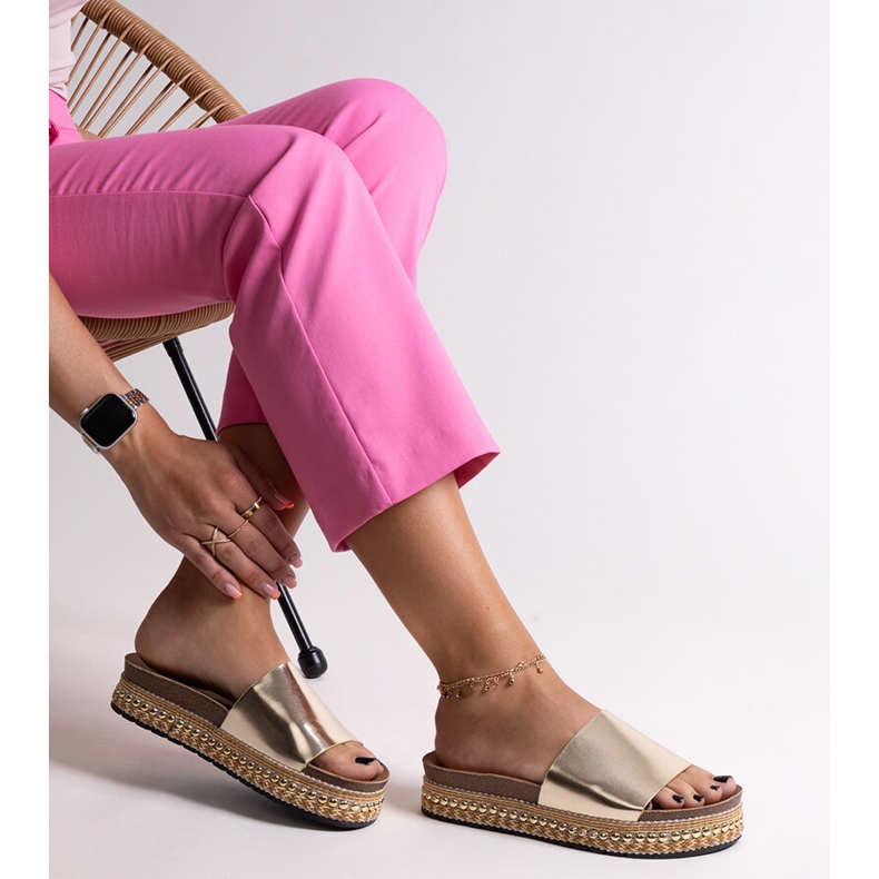 Tongs dorées avec semelle décorative Jasmine 1