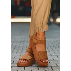 Sandales en daim pour femmes sur la plateforme Big Star NN274705 Marron brun 6
