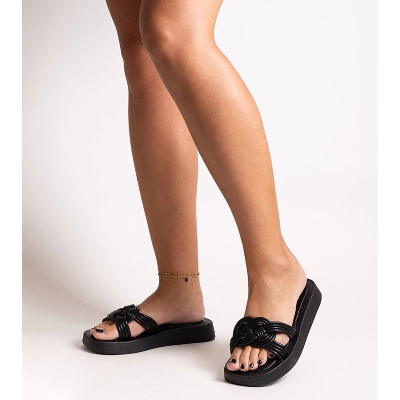 Chaussons en caoutchouc noir par Ferrei le noir 1