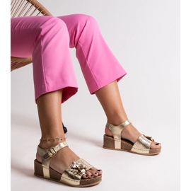 Sandales compensées dorées avec une fleur Kifah d'or 3