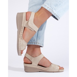 Sandales beiges pour femmes avec velcro 1 Sandales beiges pour femmes avec velcro 1