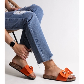 Tongs orange avec un nœud et un ours en peluche Segan 1