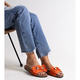Tongs orange avec un nœud et un ours en peluche Segan 2