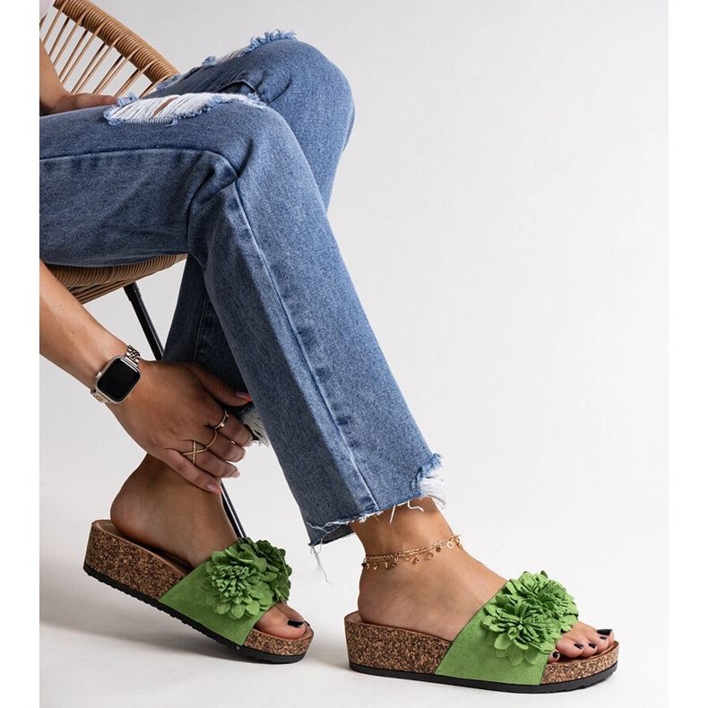 Tongs vertes à fleurs sur la plateforme Apolonia 1