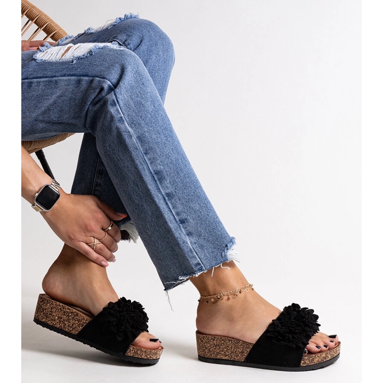 Tongs noires à fleurs sur la plateforme Apolonia le noir 1 Tongs noires à fleurs sur la plateforme Apolonia le noir 1