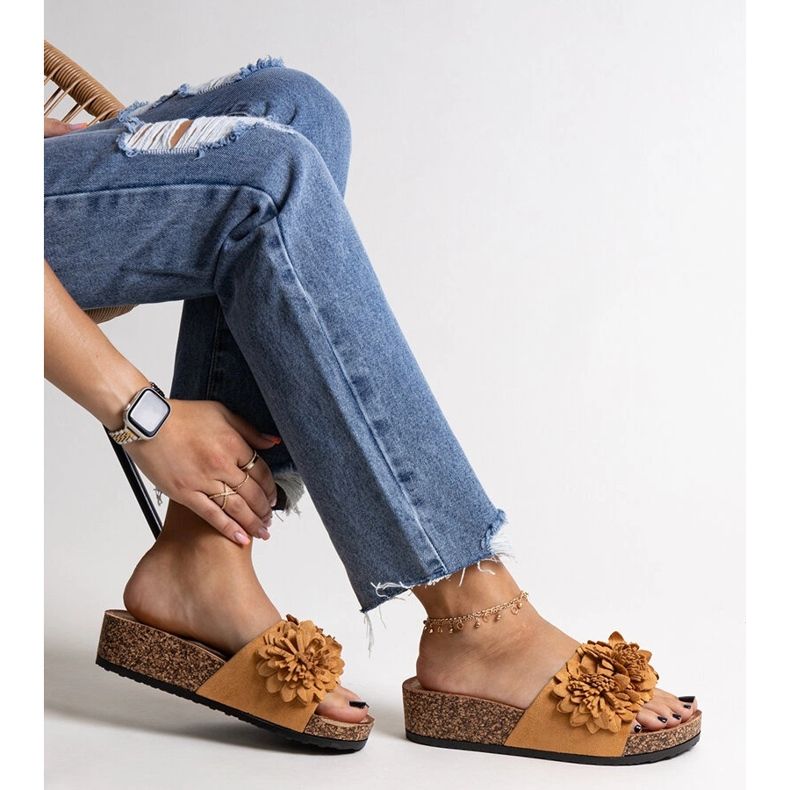 Tongs caramel à fleurs sur la plateforme Apolonia brun 1