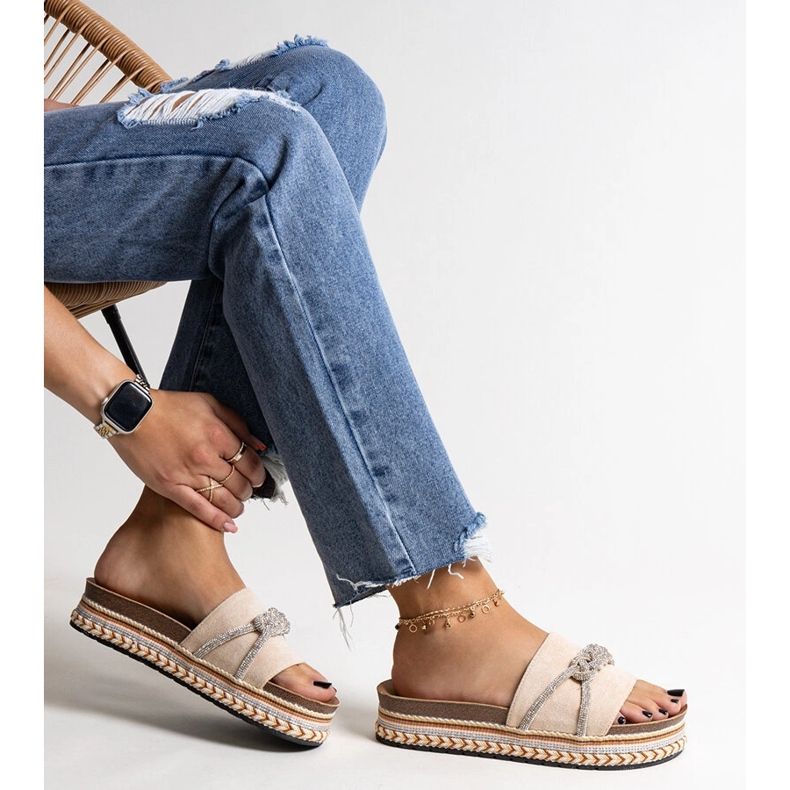 Tongs beiges ornées de zircons kamilliens 1