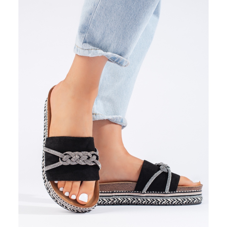 Des pantoufles noires sur la plate-forme 2