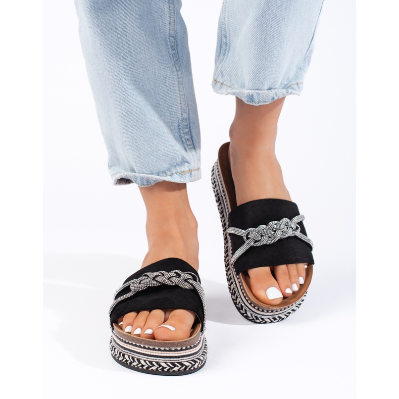 Des pantoufles noires sur la plate-forme 1