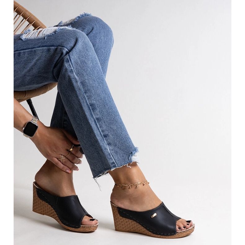 Sandales compensées noires en cuir écologique Penelopina le noir 1 Sandales compensées noires en cuir écologique Penelopina le noir 1