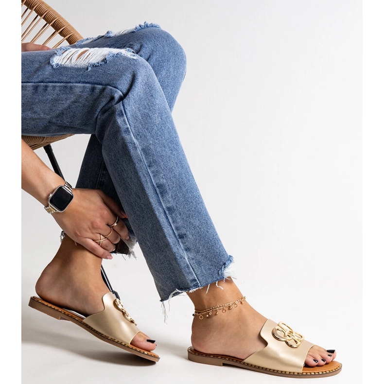 Tongs dorées avec boucle Safi décorative 1