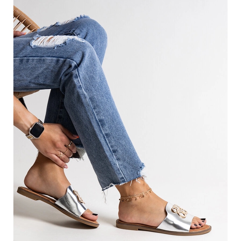 Tongs argentées avec boucle décorative Bera 1