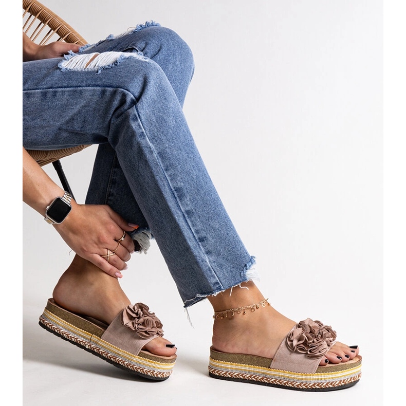 Tongs beiges ornées de fleurs Mehret 1