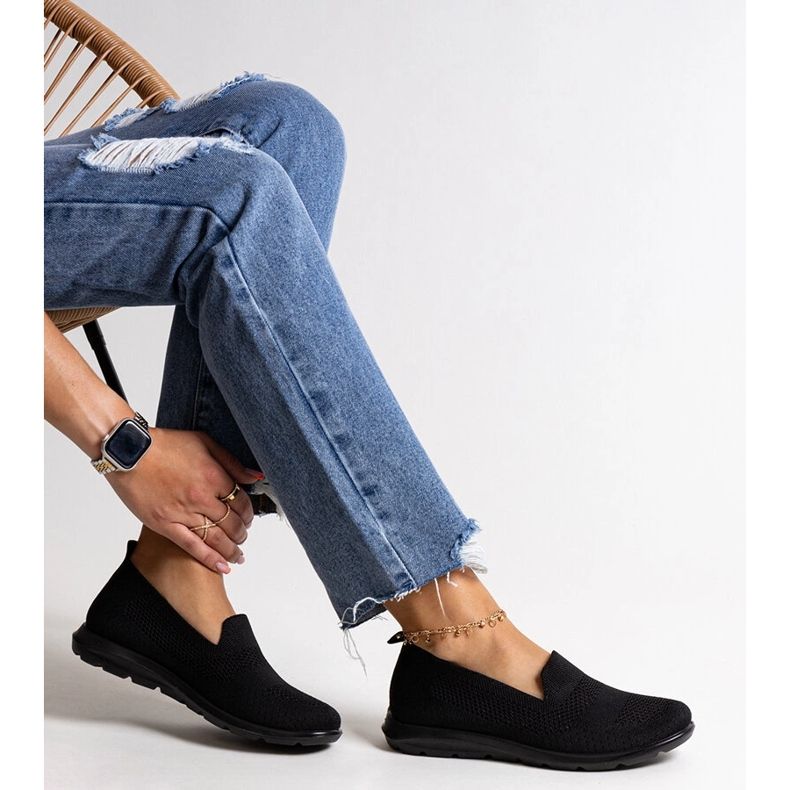 Les baskets noires de Rahim avec une semelle en mousse 1