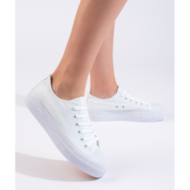 Baskets blanches pour femmes sur la plateforme 1