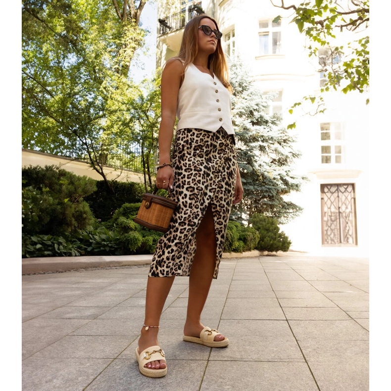 Tongs beiges avec boucle dorée par Feorie 2