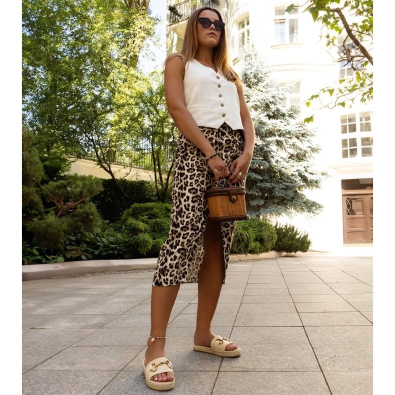 Tongs beiges avec boucle dorée par Feorie 1