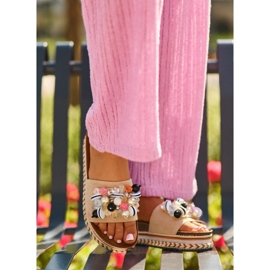 Tongs pour femmes sur la plateforme avec décorations S.Barski HY077 Beige 1