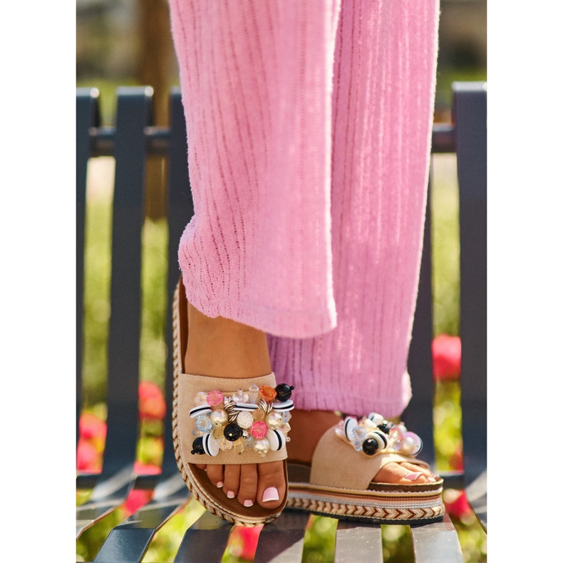 Tongs pour femmes sur la plateforme avec décorations S.Barski HY077 Beige 1