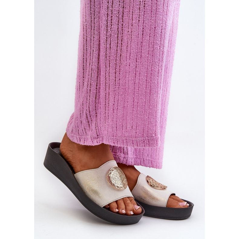 Zazoo 2920 Tongs compensées en cuir pour femme avec détail doré, or brossé blanc 2