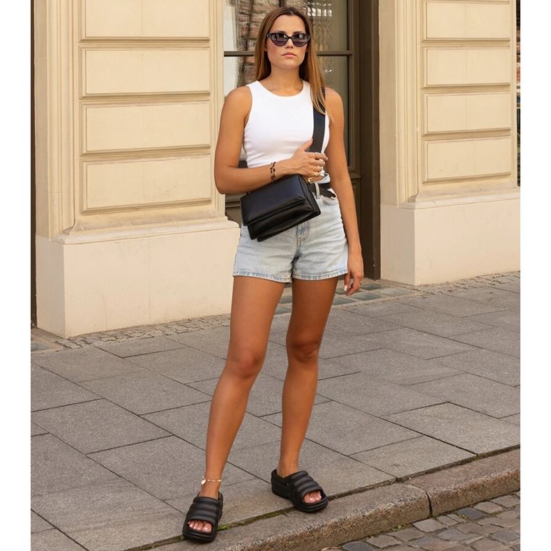 Les énormes tongs noires d'Amina le noir 1