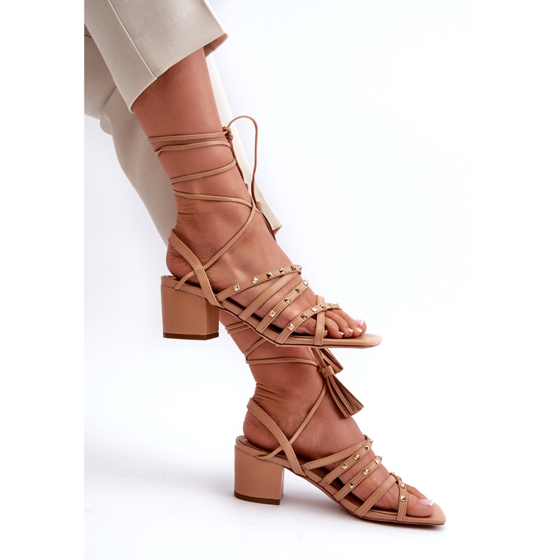 Sandales à thèmes basses décorées de goujons de chameau beige 4