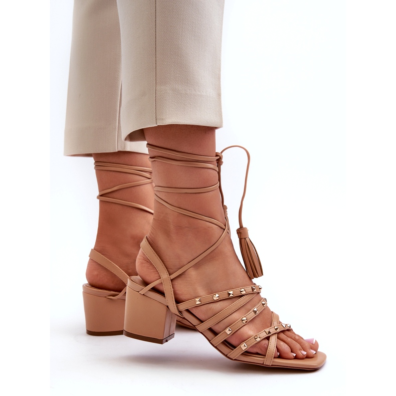 Sandales à thèmes basses décorées de goujons de chameau beige 3