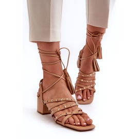 Sandales à thèmes basses décorées de goujons de chameau beige 2