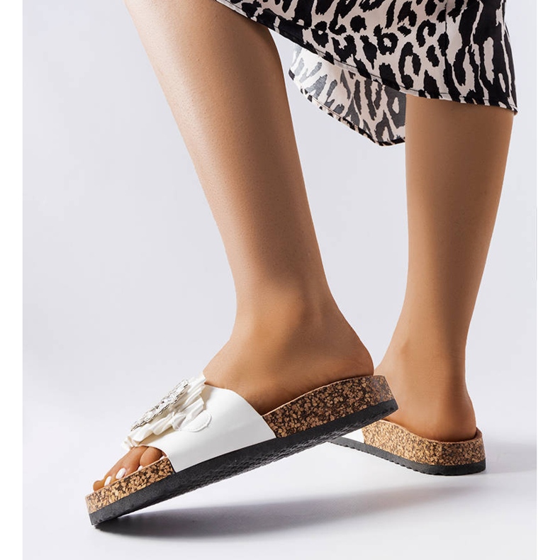 Babouches blanches à semelles en liège de chez Roy 2