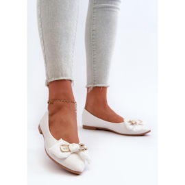 Ballerines pour femmes en cuir écologique avec nœud et broche, blanc Satris blanche 2 Ballerines pour femmes en cuir écologique avec nœud et broche, blanc Satris blanche 2