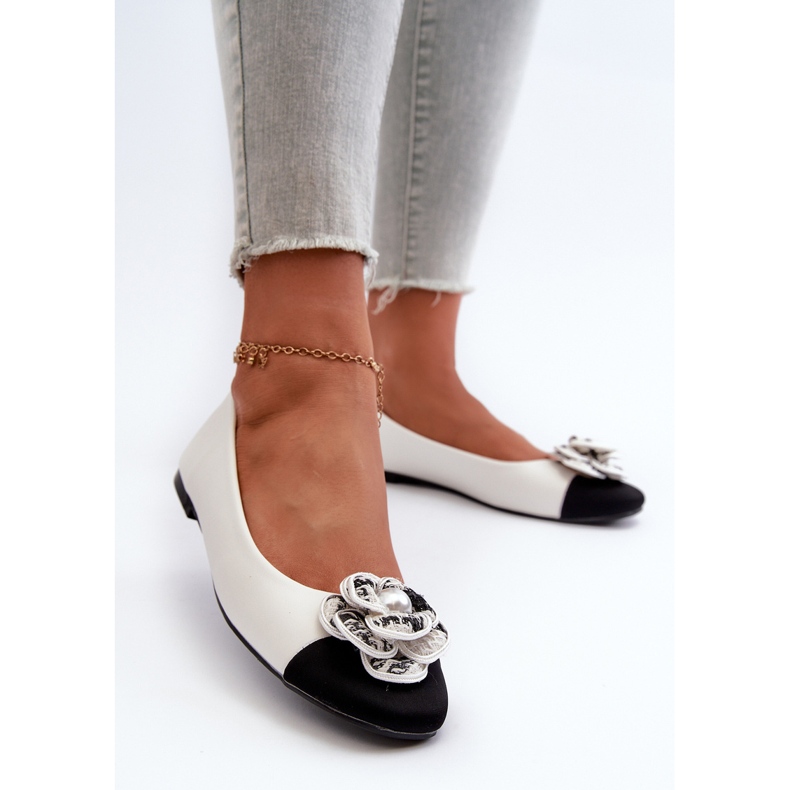 Ballerines pour femmes en cuir écologique avec détail décoratif, blanc Divinella 2