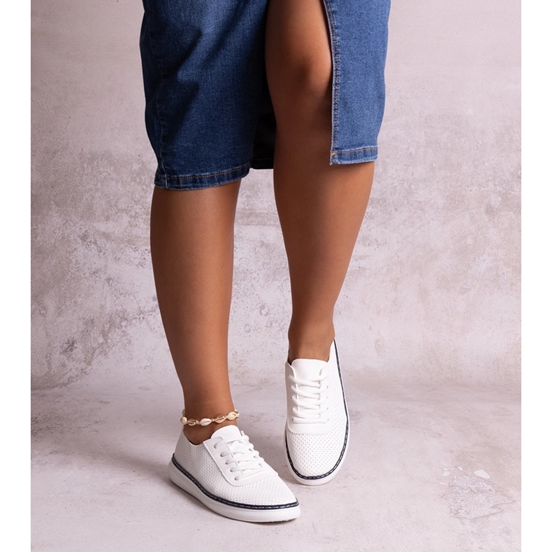 Baskets Biserka ajourées blanches et bleu marine 1