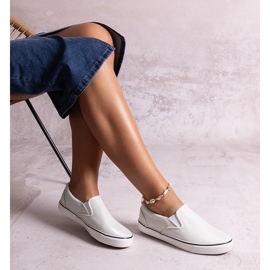 Les baskets blanches brillantes de Sheliana 1