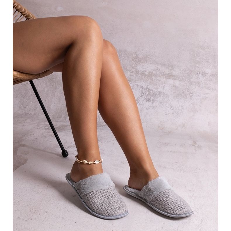 Chaussons gris décorés de fil Sira 1