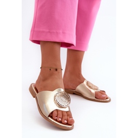 Tongs à talons plats pour femmes avec décoration Rivashea dorée d'or 2