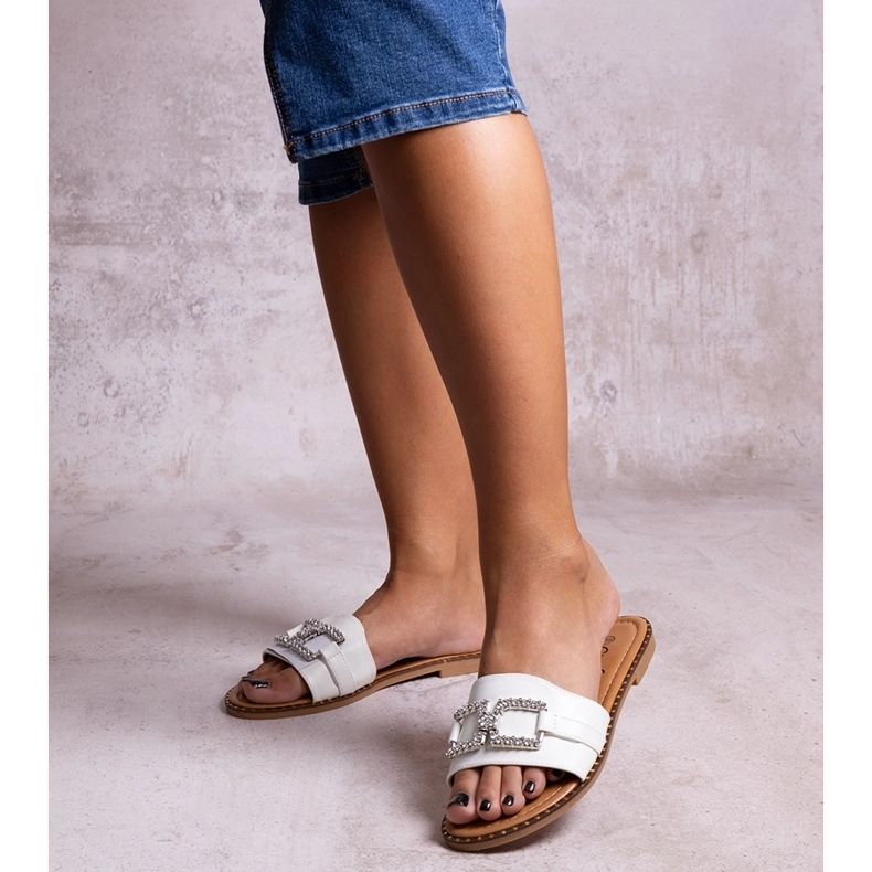 Tongs blanches avec boucle décorative par Rochaela 1